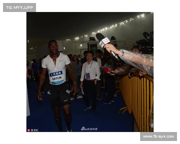 运动员赛后混合采访区，记者聚焦冠军动作细节