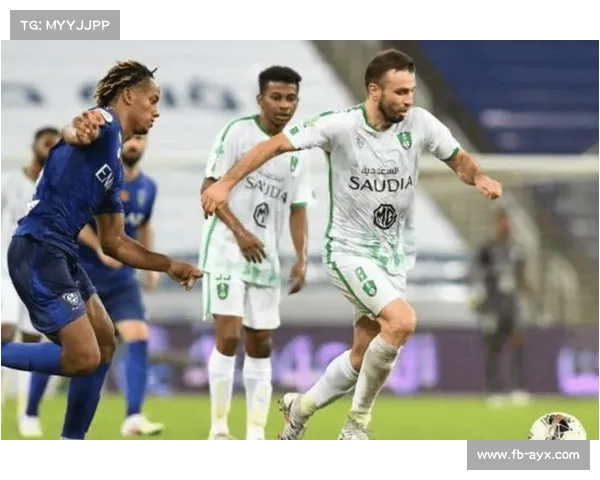 沙特联赛焦点战：利雅得新月0-0十人吉达国民，1分优势领跑